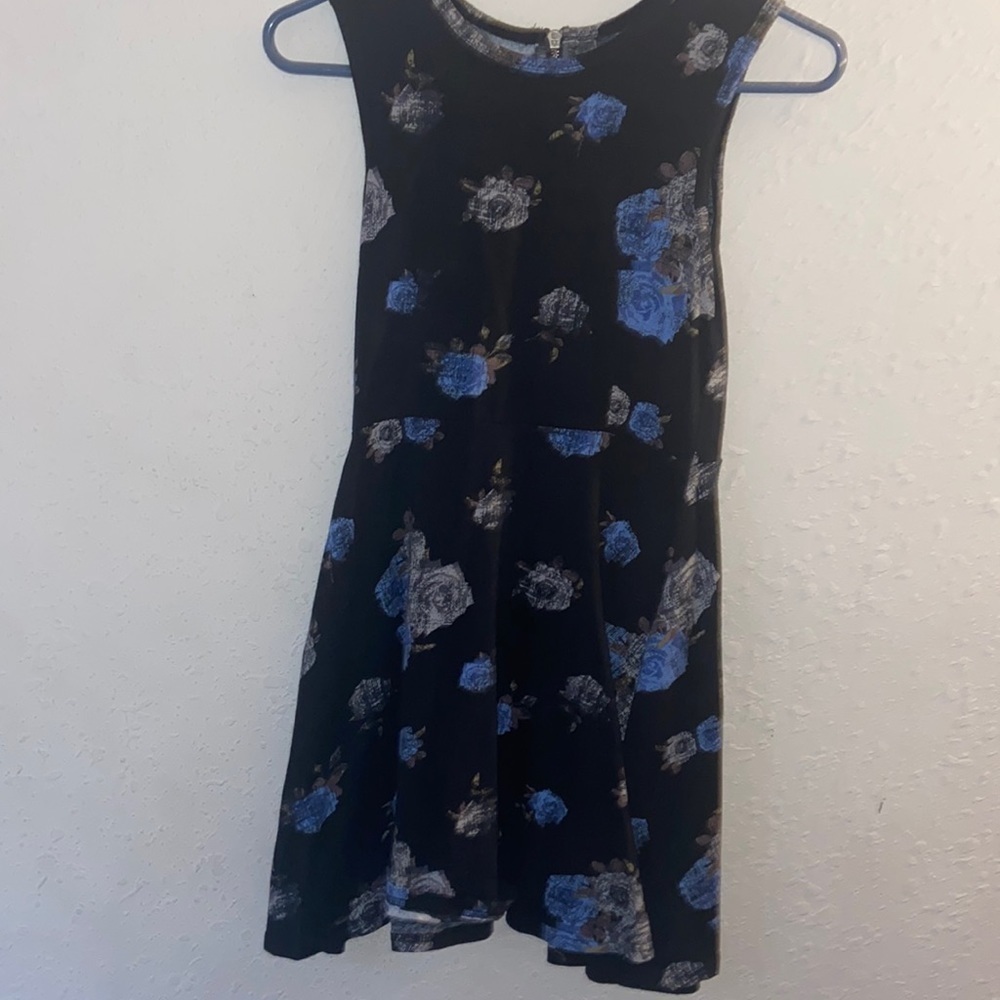 Women’s size extra small vans, super skater dress T23